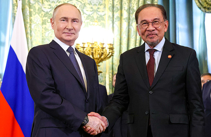     Владимир Путин и Анвар Ибрагим.Константин Завражин/ТАСС