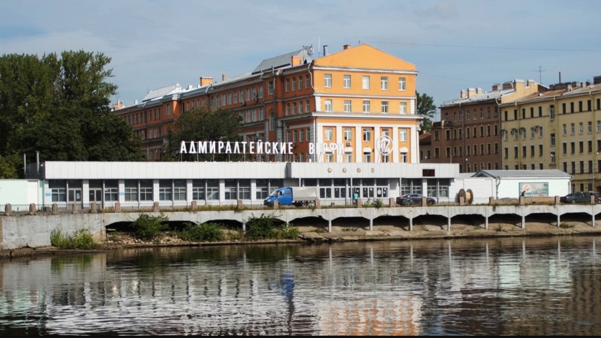 Адмиралтейские верфи (1704, Санкт-Петербург)
📌 Назначение: судостроение
Пётр основал эти верфи для строительства боевых кораблей Балтийского флота.
👉 Сегодня там строят подводные лодки и надводные корабли для ВМФ России.
