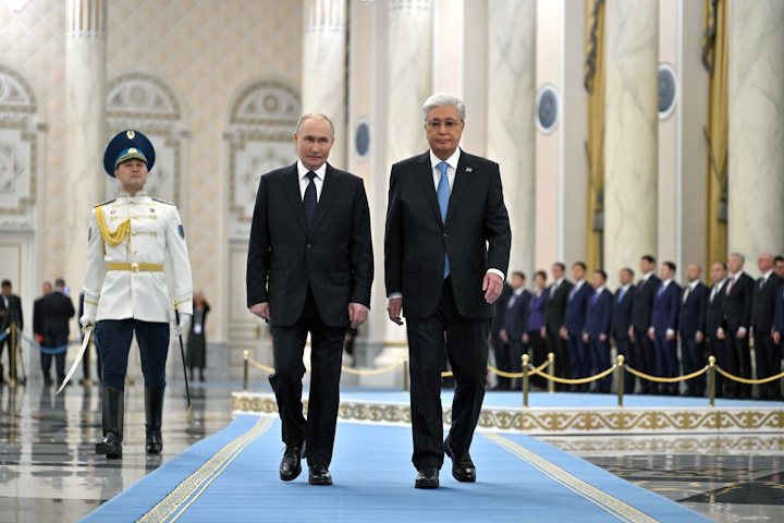    Владимир Путин (слева) и Касым-Жомарт Токаев (справа)   
источник фото: пресс-служба президента Казахстана.