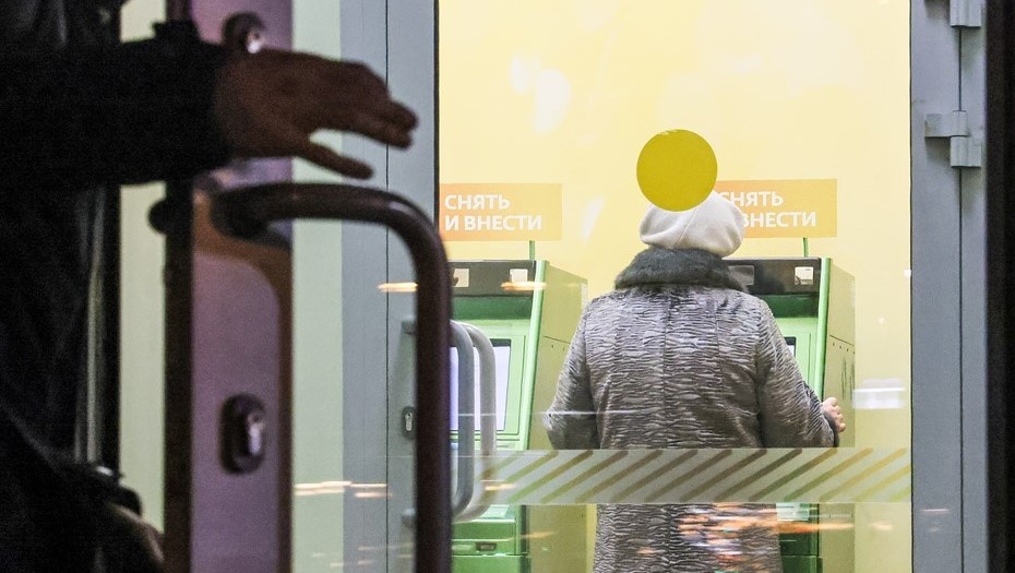    Женщина у банкомата в одном из банковских отделений в городе. Автор фото: Александр Щербак / ТАСС
