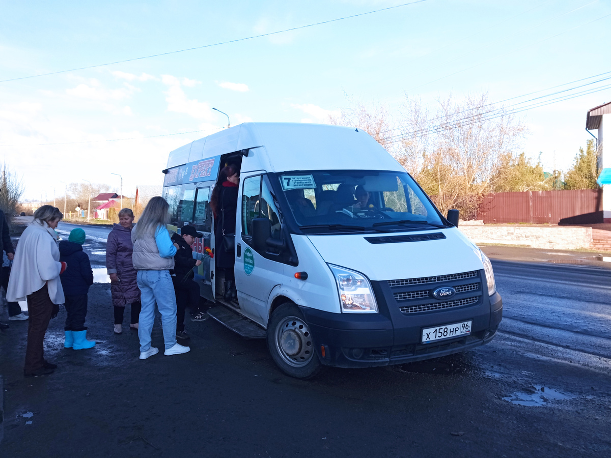 Форд Нижегородец маршрут №7 на остановке ул. Куйбышева