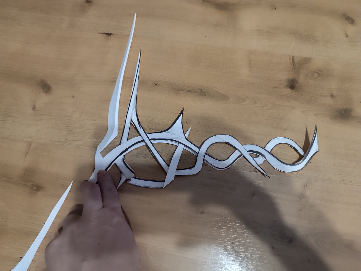 Эскиз поделен на три отедальные части, переплетенные вместе