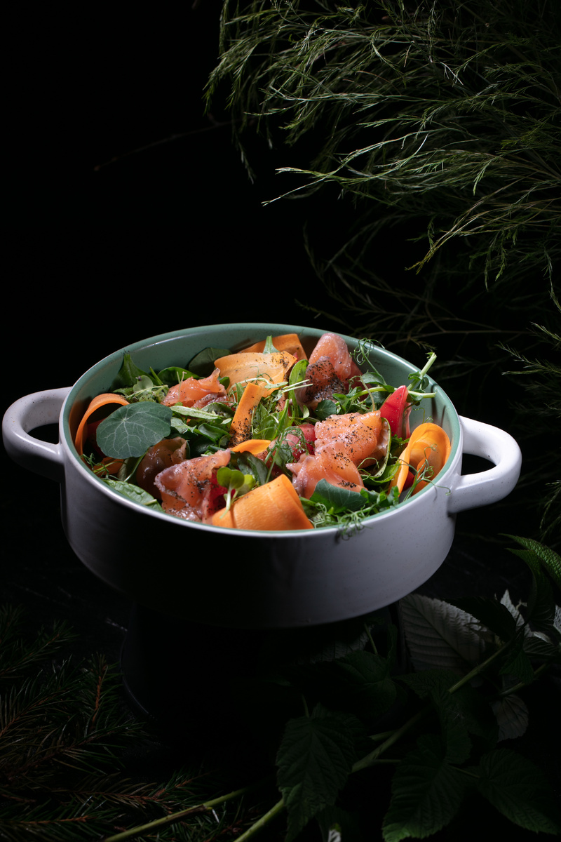 Зеленый салат со слабосоленым лососем, щавелем и настурцией в «Черной Лисичке»