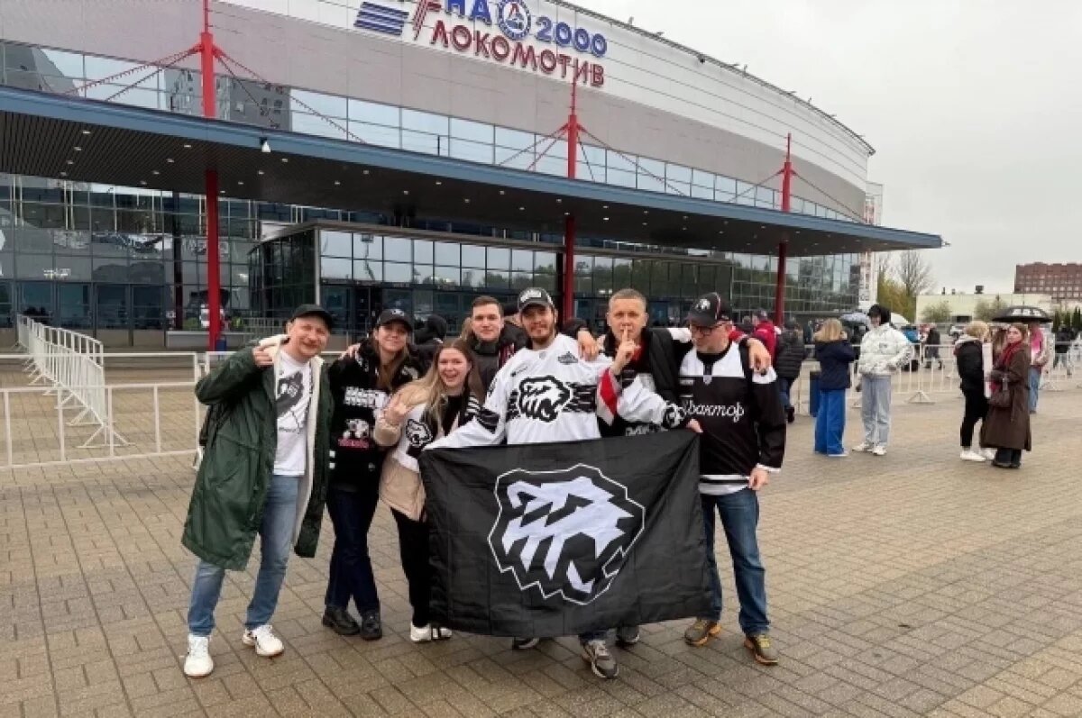    Челябинские болельщики в Ярославле на первой игре финала Кубка Гагарина-2025.