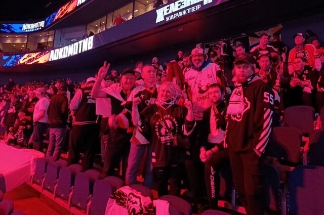    Челябинские болельщики на первой игре финала Кубка Гагарина. Фото: Предоставлено героем публикации/ Иван Гительман