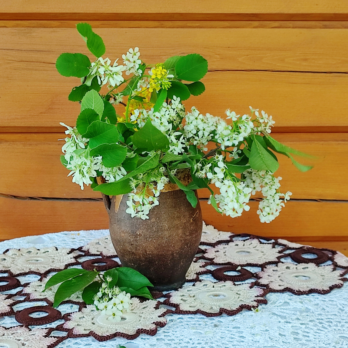 1. Дикие, но симпатичные - черемуха с ноткой сурепки