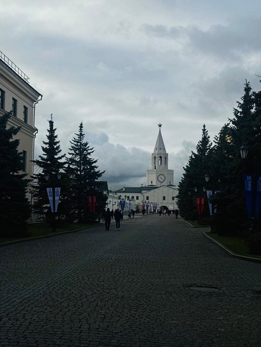 Казань прекрасна в любое время года, на фото территория Казанского Кремля