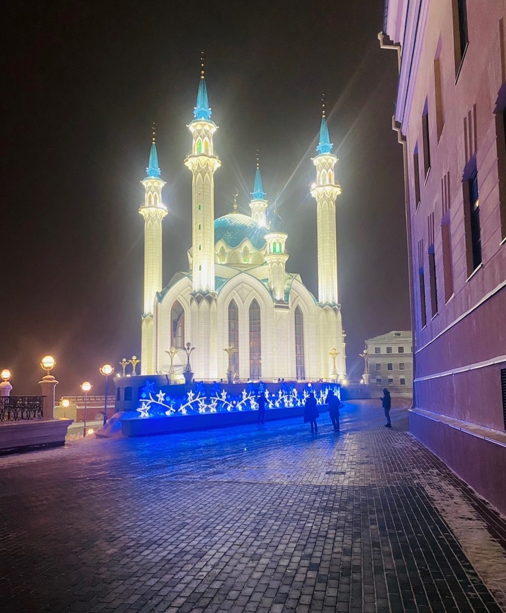 Мечеть Кул Шариф красиво подсвечивается в вечернее время