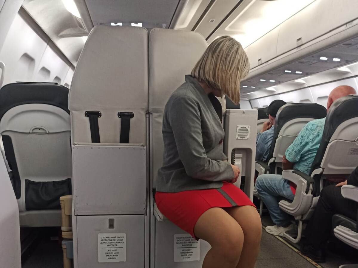 Мне досталось место с увеличенным пространством для ног и видом на места для бортпроводников.