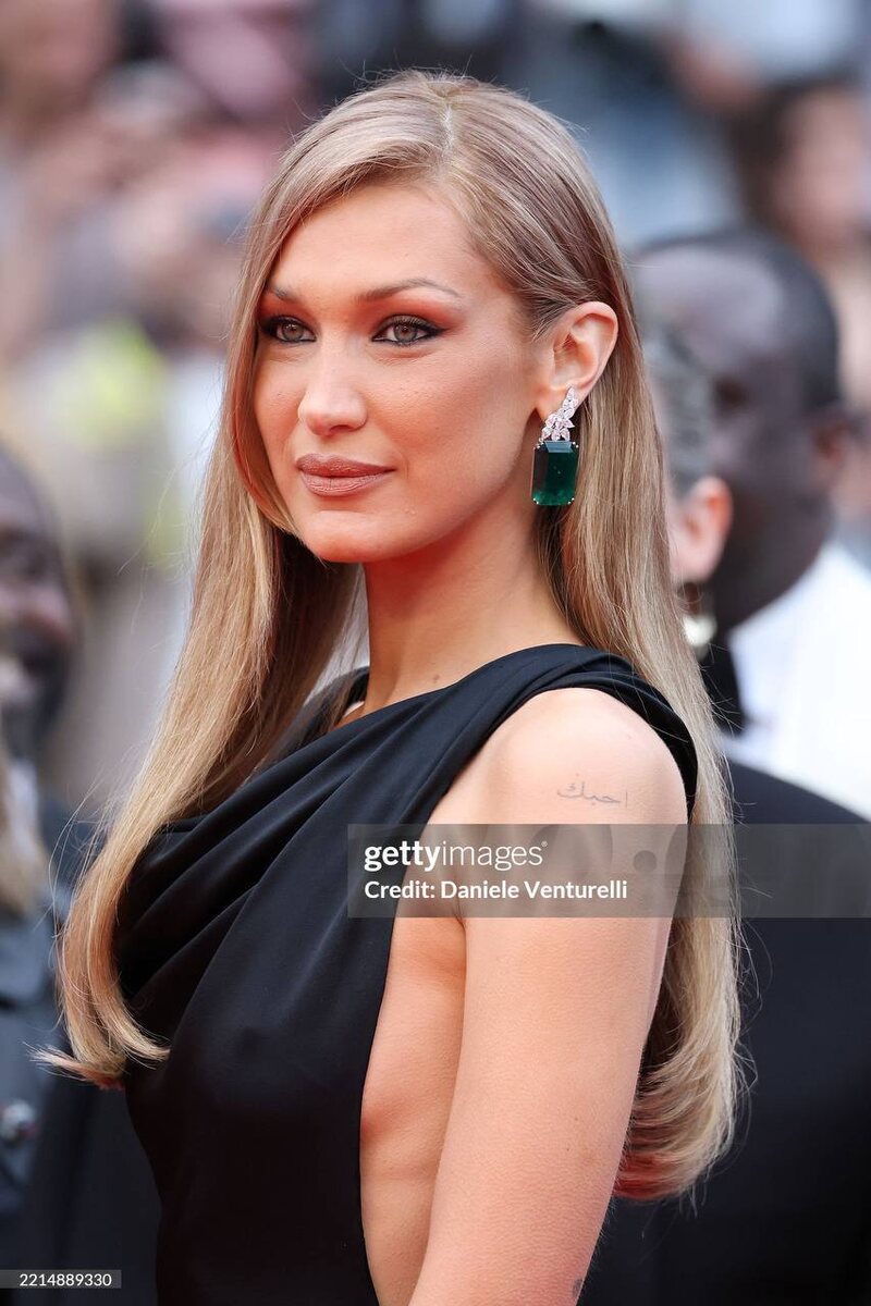 Белла Хадид в изумрудных серьгах из коллекции высокого ювелирного искусства Chopard