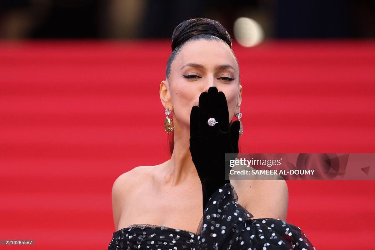 Ирина Шейк передает поцелуи