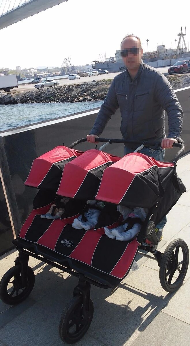 Денис с тройняшками. Фото: соцсети