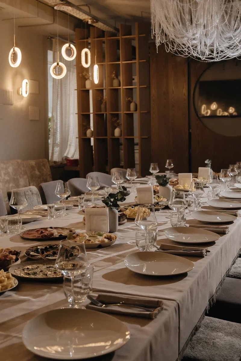 Первый зал в ресторане "М.ОНÉ"