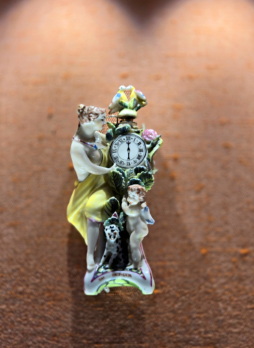 Флаконы, игольники и бонбоньерки, Англия, 18 век