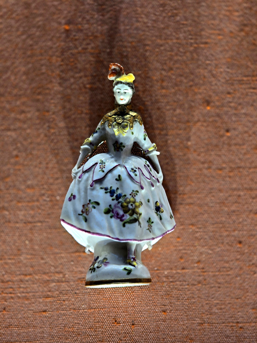 Флаконы, игольники и бонбоньерки, Англия, 18 век