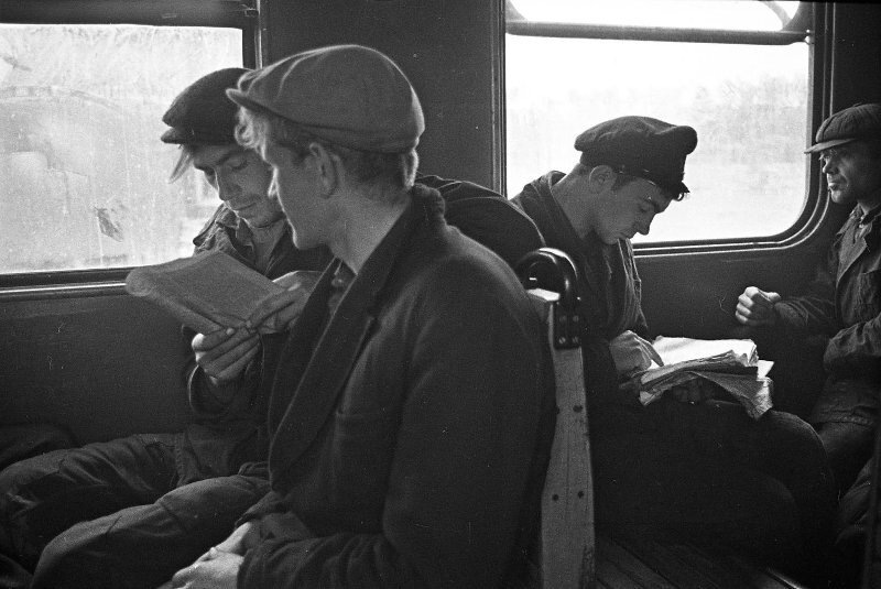 Рабочие в электричке. Всеволод Тарасевич, 1965 год, Архангельская обл., МАММ/МДФ.