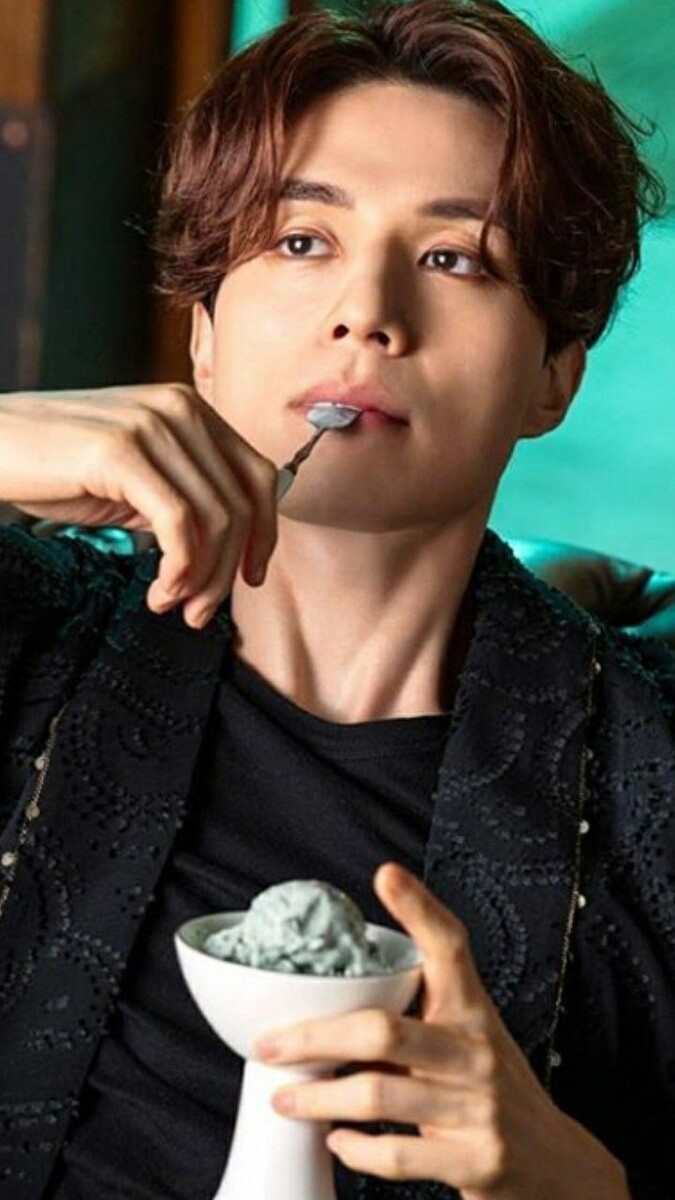 Хочется съесть его. Я про мороженое. Хотя... 