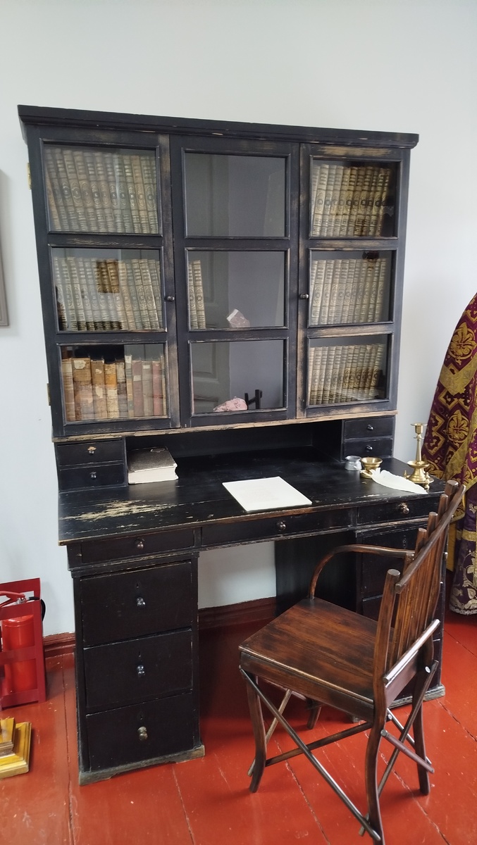 Книжный шкаф и рабочее место отца писателя (галерея фото)