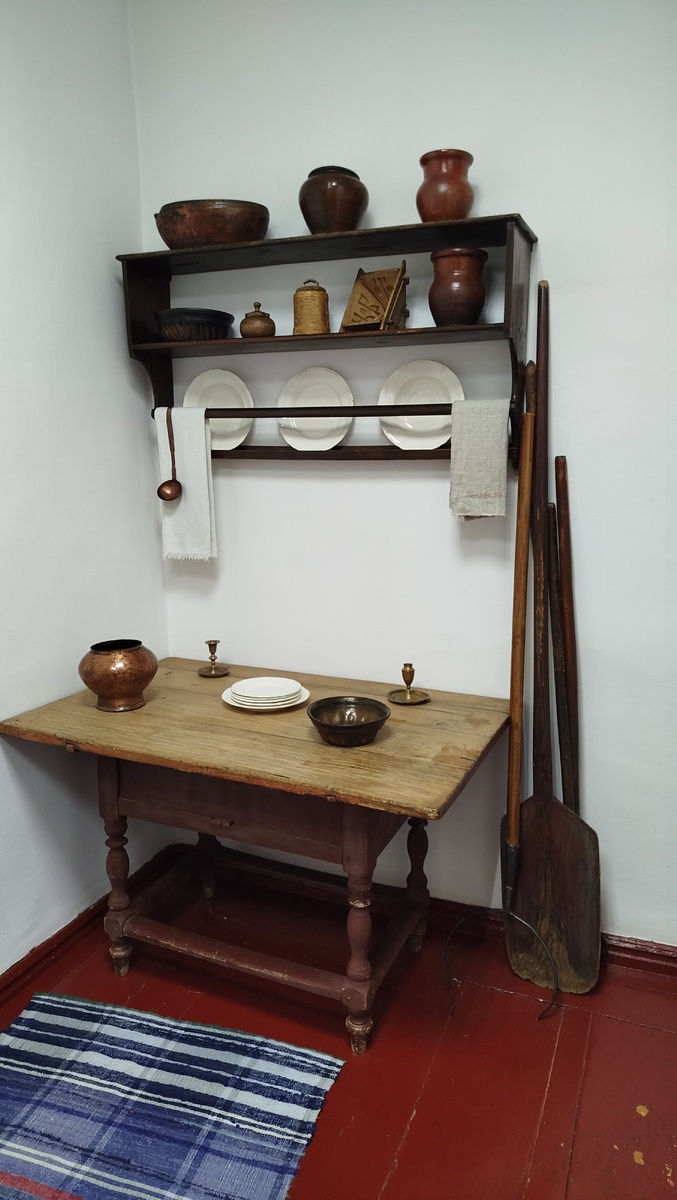 Кухонный стол, посуда