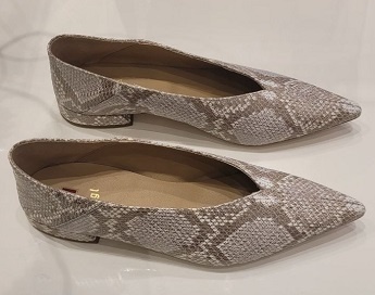 Фото из магазина Hogl, балетки с узким носом под рептилию