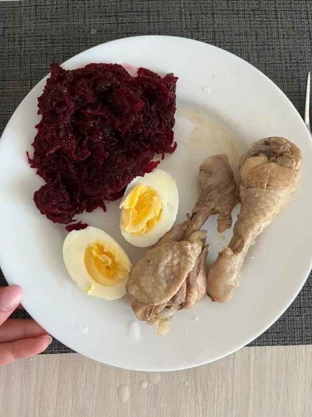 Девушка, 39 лет. Жалобы на слабость в течение дня, часто нет сил, к обеду уже хочется спать. Ходила по врачам — думала, анемия. А оказалось…

Что анализы в норме. 

И по всем признакам она абсолютно здоровый человек, как ни крути! А сил-то всё равно нет. Зато есть перепады настроения, раздражительность и плаксивость.

Врачи просто развели руками. И отправили её домой, потому что «а что вы хотели, у вас возраст». Запомните: ни один нормальный специалист никогда не спишет ваше недомогание на возраст. Поэтому если вы слышите что-то такое, бегите оттуда! 

И срочно проверьте себя:

— Постоянная усталость, просыпаюсь разбитой, нет сил ни на что
— Лишний вес, который просто прилип и не уходит, как бы вы ни старались
— Волосы ломаются и выпадают: ещё немного, и на расчёске их будет больше, чем на вашей голове
— Ноги отекают так, что под вечер еле помещаются в ботинки 
— Проблемы с концентрацией внимания, забывчивость: не можете сосредоточиться, мысли путаются

Ну что, кто узнал себя? Если вы набрали хотя 3 из 5 пунктов, тогда читайте дальше.

Все эти симптомы знакомы многим женщинам около 40. И да, это не признаки «возраста», а настоящие симптомы проблем с щитовидной железой. 

Простыми словами — гормональный сбой!

Щитовидная железа — это не просто орган. Это маленькая фабрика, которая управляет вашей энергией, обменом веществ, состоянием кожи и даже настроением. И когда щитовидка начинает шалить, у вас появляются все эти симптомы.

Что с этим делать? 

А я скажу: питание — вот что на самом деле может помочь. Да, именно правильное питание — основа восстановления вашего здоровья и нормализации работы щитовидки.

Я нутрициолог Николай Панасюк. 10 лет обучаю людей восстанавливать здоровье не таблетками, а питанием. За это время моя академия GetFit выпустила 7000+ студентов из 43 стран мира.

И я вас уверяю: больше половины проблем с щитовидкой после можно убрать, просто изменив рацион