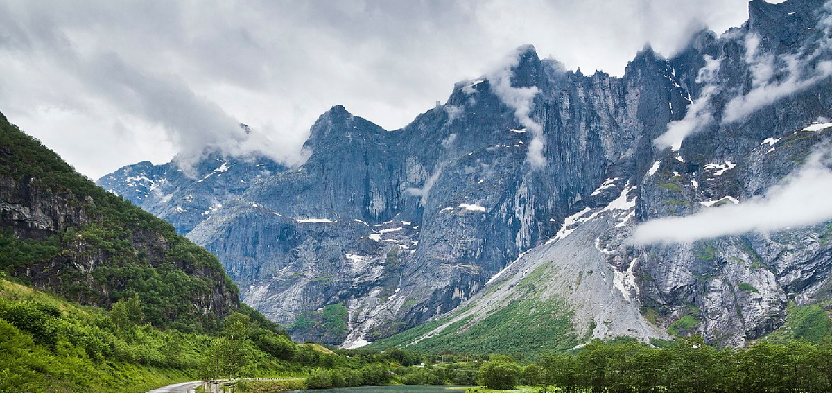 А это та самая «Стена Троллей». Здесь высота вертикального участка составляет 1 км, что делает его самой высокой отвесной скалой в Европе. По-моему, идеальная иллюстрация для песни « Камнем по голове» )