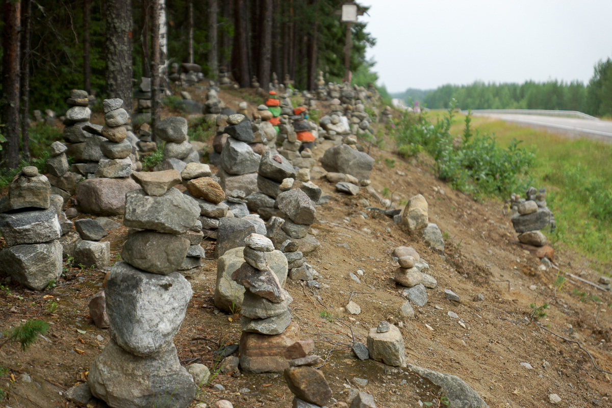 Каменные пирамидки украшают обочины и придают особый шарм дороге северного направления.