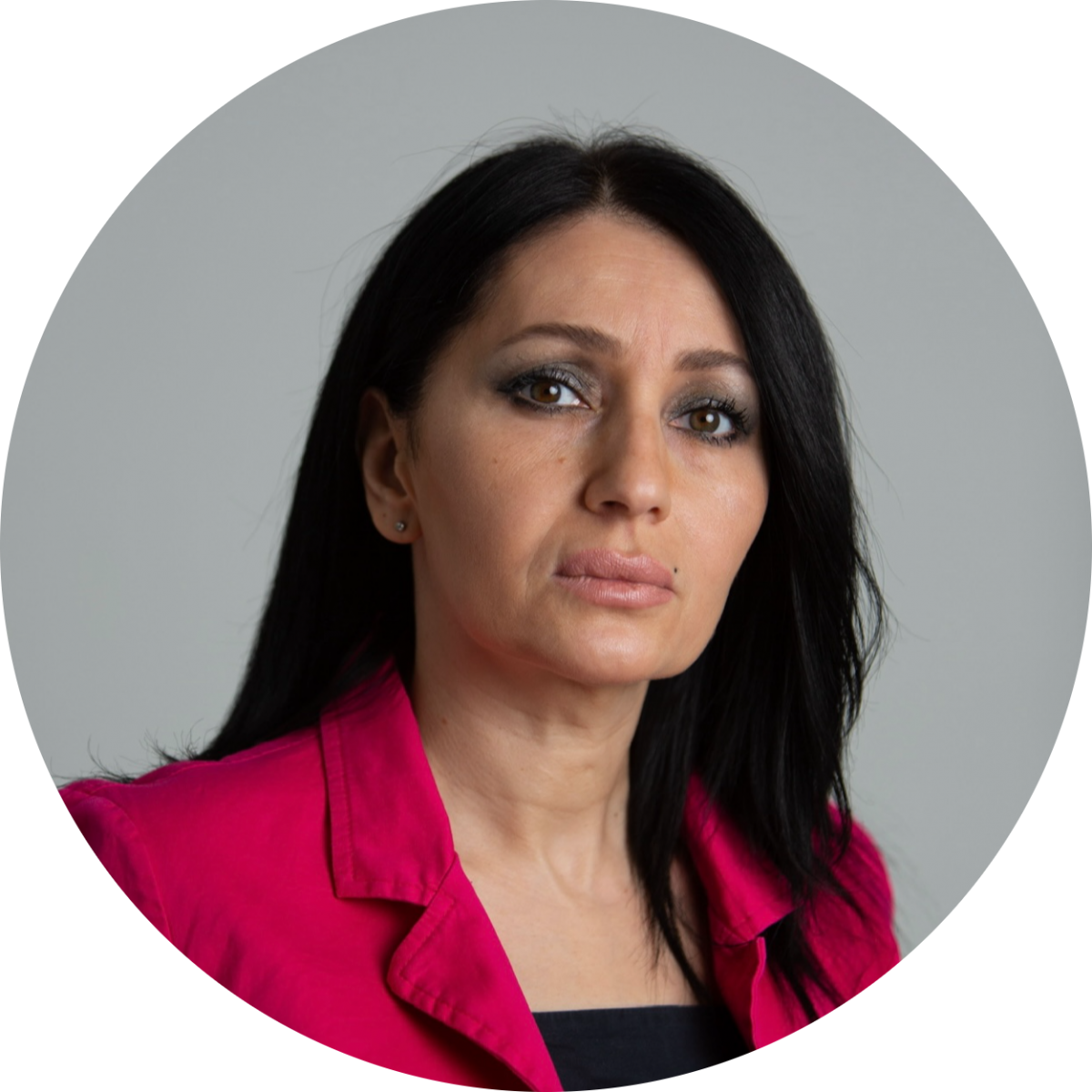 – Работодатели почему-то думают, что могут не платить работнику, если он официально не трудоустроен. Это ошибочное мнение! Неважно, оформлен сотрудник или нет – если он приступил к выполнению своих трудовых обязанностей, то он считается трудоустроенным. Об этом говорится в ст. 67 Трудового кодекса РФ. У неоформленного работника такие же права, как и у остальных: ему обязаны платить зарплату не реже двух раз в месяц, а также сохранить рабочее место во время болезни. Если работодатель думает иначе, то мы рекомендуем жаловаться в трудовую инспекцию или прокуратуру, – разъяснила руководитель Центра защиты прав граждан во Владикавказе Земфира Цкаева.