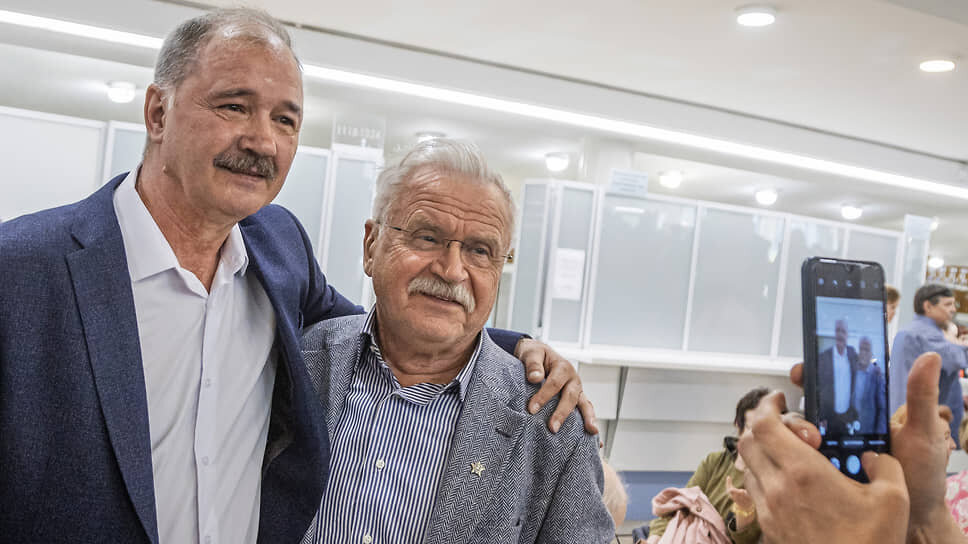 Актеры Евгений Леонов-Гладышев (слева) и Сергей Никоненко (в центре).📷Фото: Татьяна Горд / Коммерсантъ