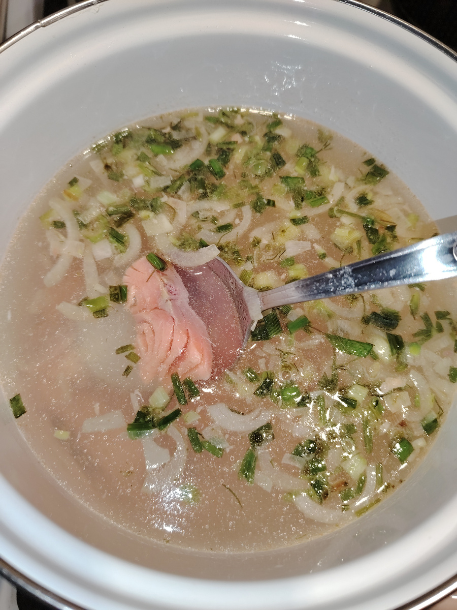 Рыбу удобнее сразу нарезать небольшими кусочками и вынуть косточки. 