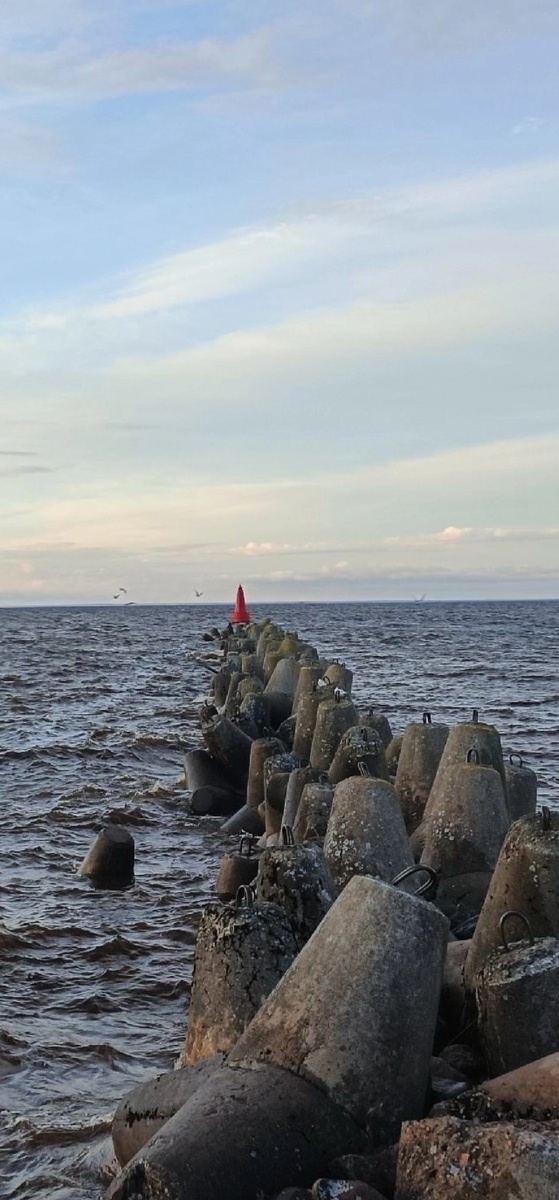 Наш знаменитый Хвост дракона - волнорез при входе в канал.