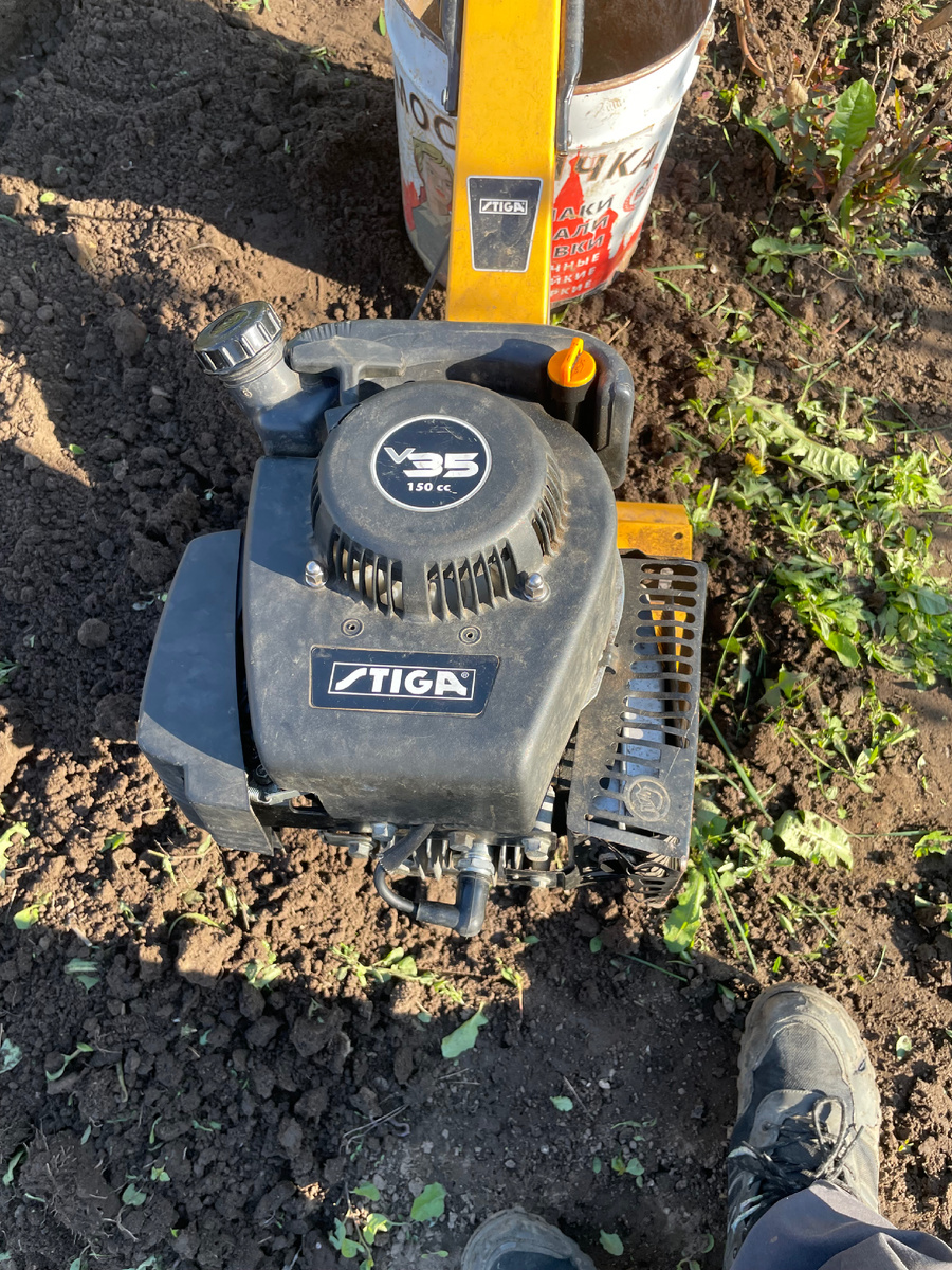 Обратился дедушка с причиной не заводится после зимы,думал забился карбюратор оказалось пока его переносили потеряли тягу заслонки. Было решено изготовить новую тягу из твёрдой проволоки ремонт увенчался успехом 