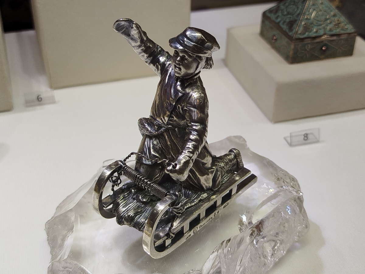 фото автора/"Мальчик на салазках” Санкт-Петербург, 1870-е годы, Фирма Сазикова. Серебро,горный хрусталь, литье,чеканка, гравировка,резьба/из коллекции Музея Фаберже