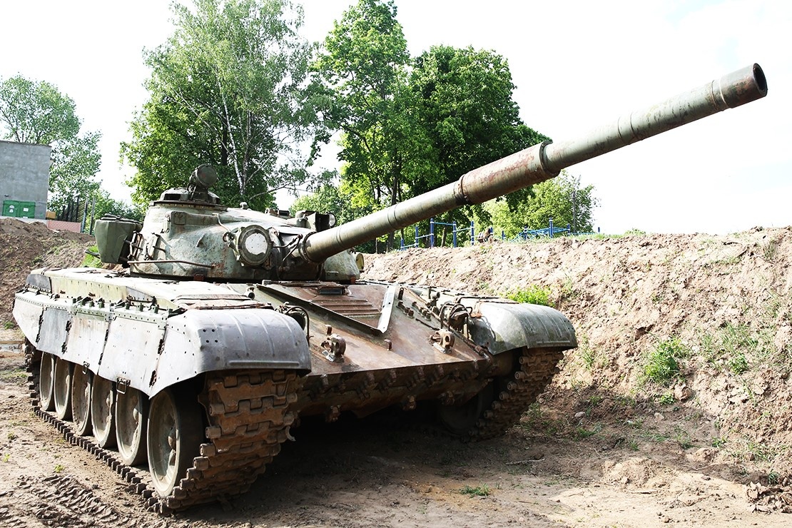 Т-72 в Несвиже в момент установки . Май 2018 года. Секции бортовых экранов приспособлены для установки навесной ДЗ "Контакт".  Фото: nesvizh-news.by
