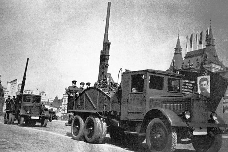 Отряд ЗСУ 29К на параде 1 мая 1934 года. Фотография в свободном доступе.