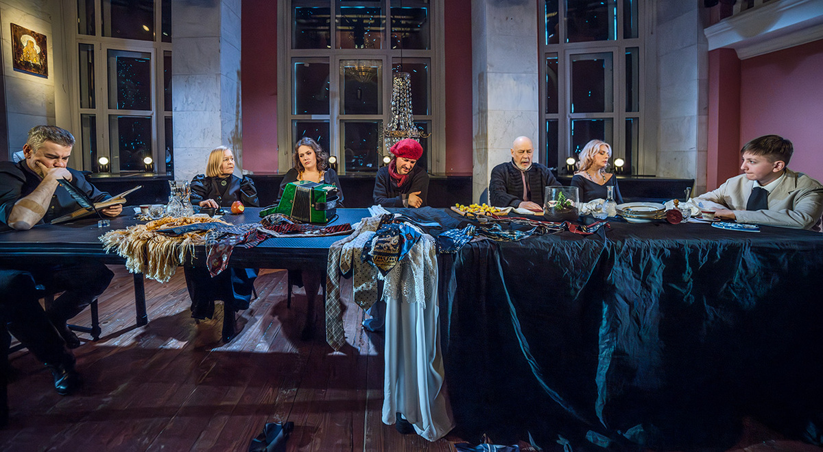 Сцена из спектакля. Фото с официального сайта Театра Елены Камбуровой.