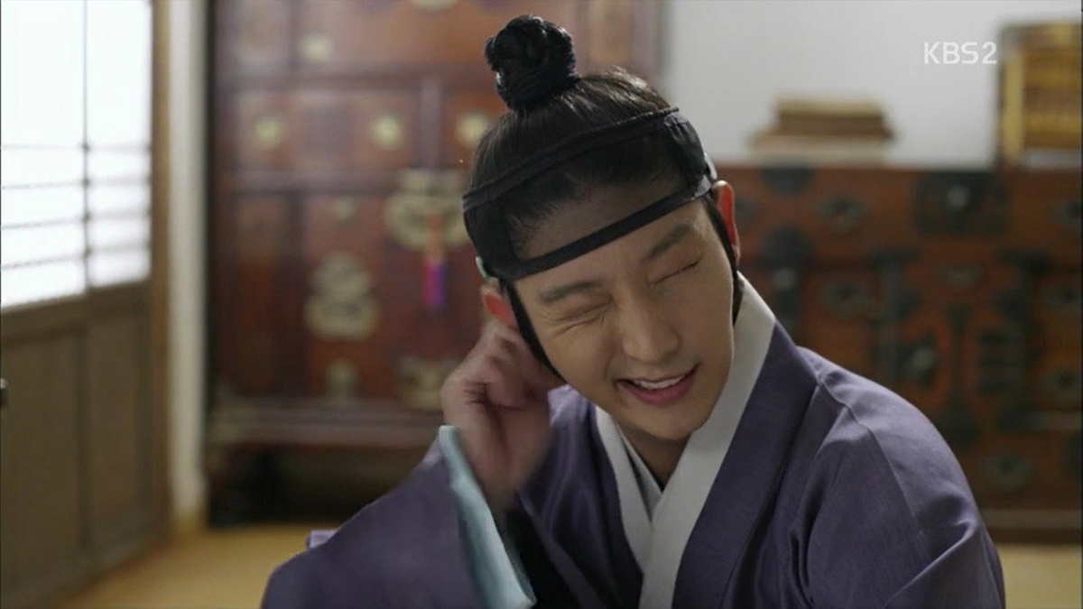 Что же из себя представляет Пак Юнган до всех своих драм и трагедий? Он конечно выглядит шалопаем, но у него имеется чувство юмора. А это уже много. 