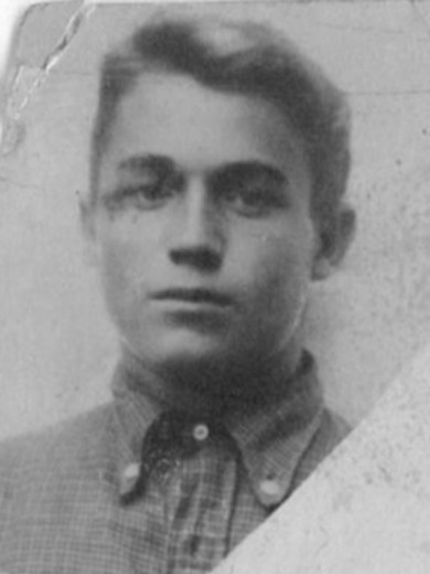 *Фото деда-артиллериста 1943 года (слева — оригинал, справа — после обработки нейросетью).*