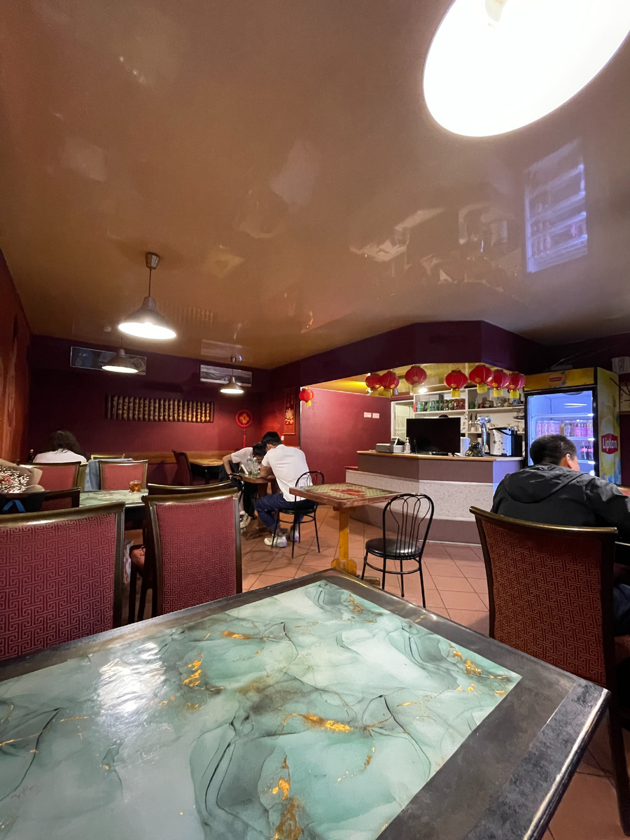 Туалет находится за барной стойкой по пути на кухню. Выглядит как туалет в очень плохой коммуналке на 9 комнат: грязно, лежит какой-то хлам, нет санитарных принадлежностей.