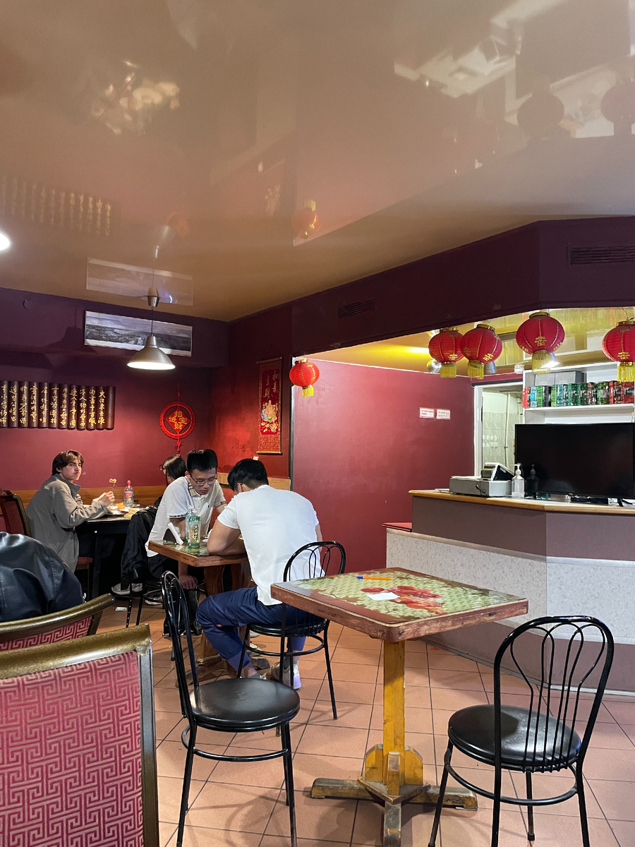 Расположение отличное - дворик, Петроградка, рядом метро - летом идеально. Но вечер был испорчен. Мы посмеялись и обсудили, конечно, но чувствовали себя не очень.