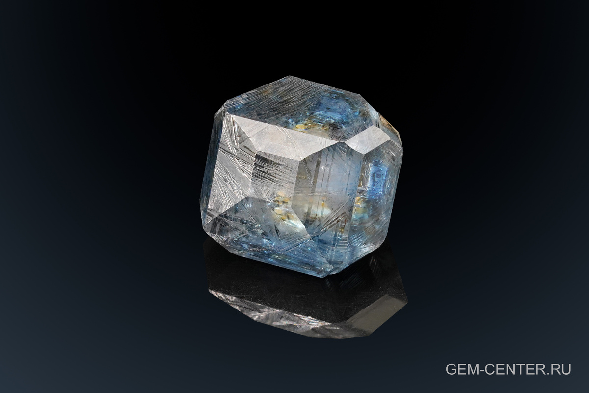 Голубой синтетический алмаз массой 50,41 карата