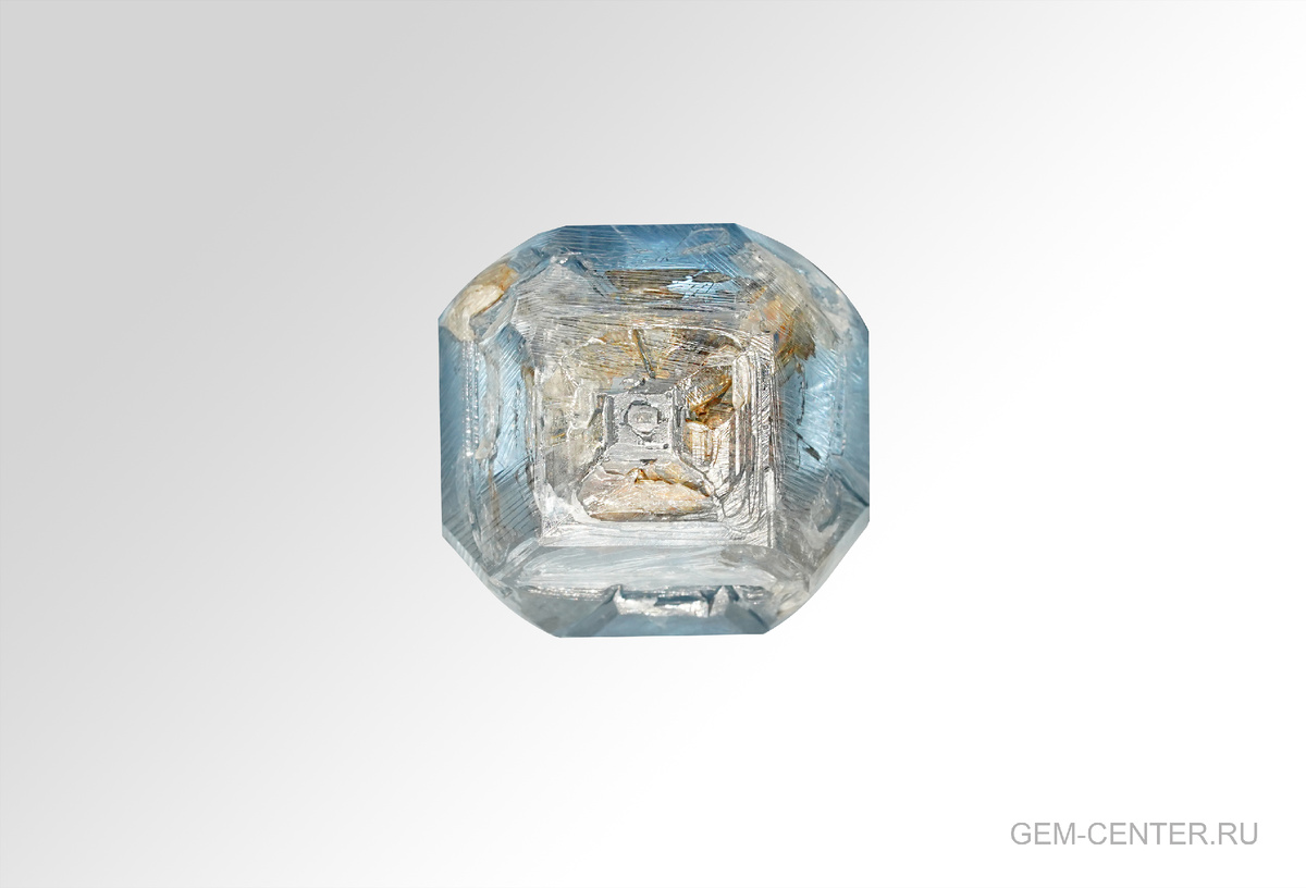 Голубой синтетический алмаз со стороны затравочного кристалла