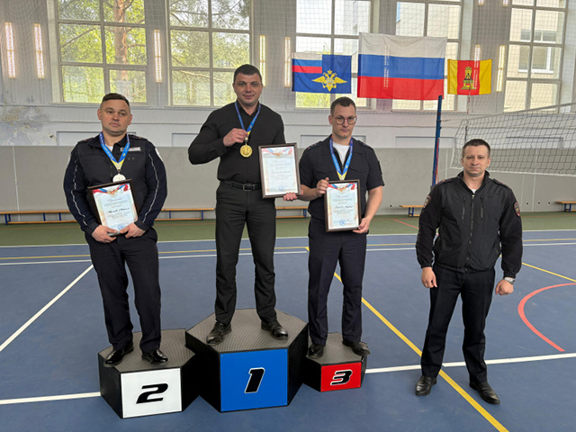 В Твери полицейские узнали, кто из них круче всех выжимает штангум