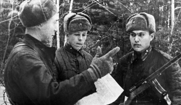 Советские бойцы в зимнем лесу