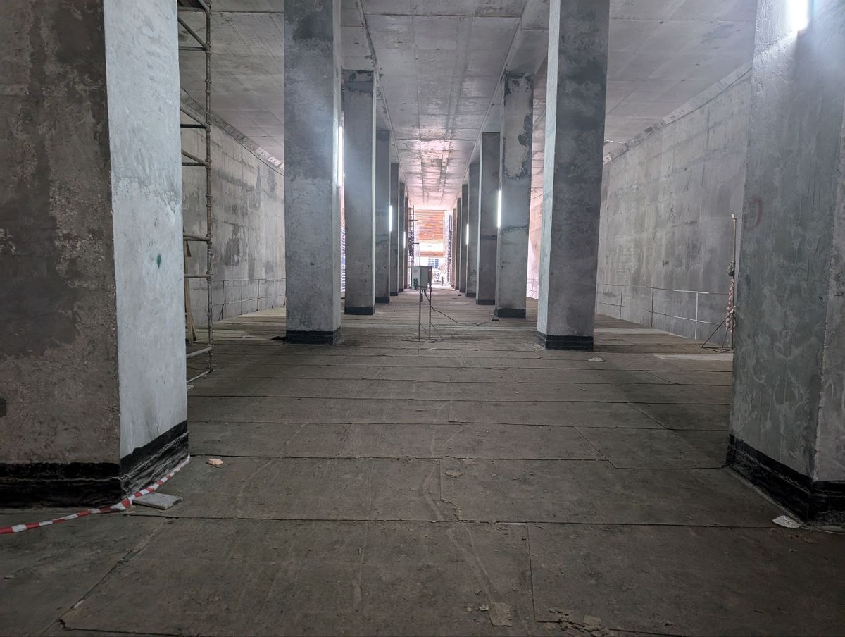 📷 1.1: Платформенный зал станции готов в монолите более чем наполовину. На платформе уложена гидроизоляция.