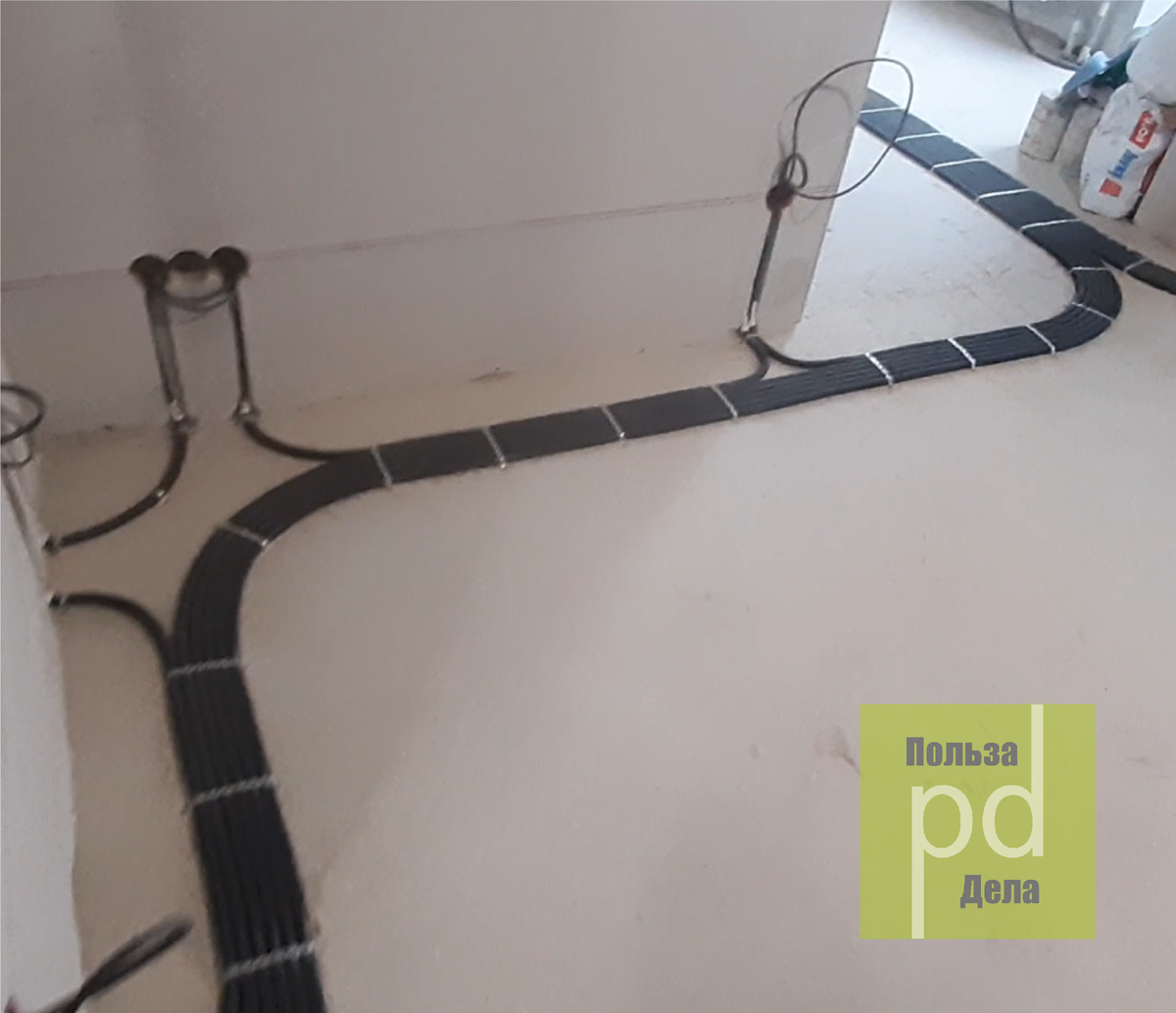 Трассировка кабелей ВВГнг LS 3*2.5 в гофре ПНД с крепежом к полу с помощью перфоленты