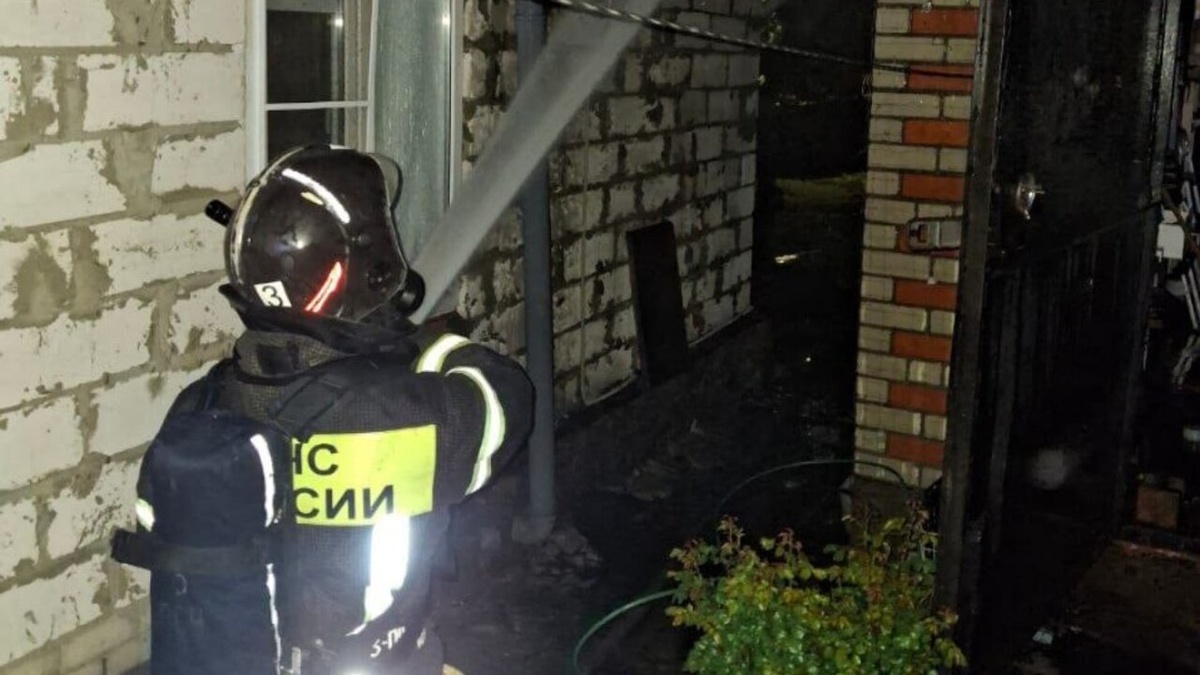     В Курске на улице Новая Луговая горел гараж