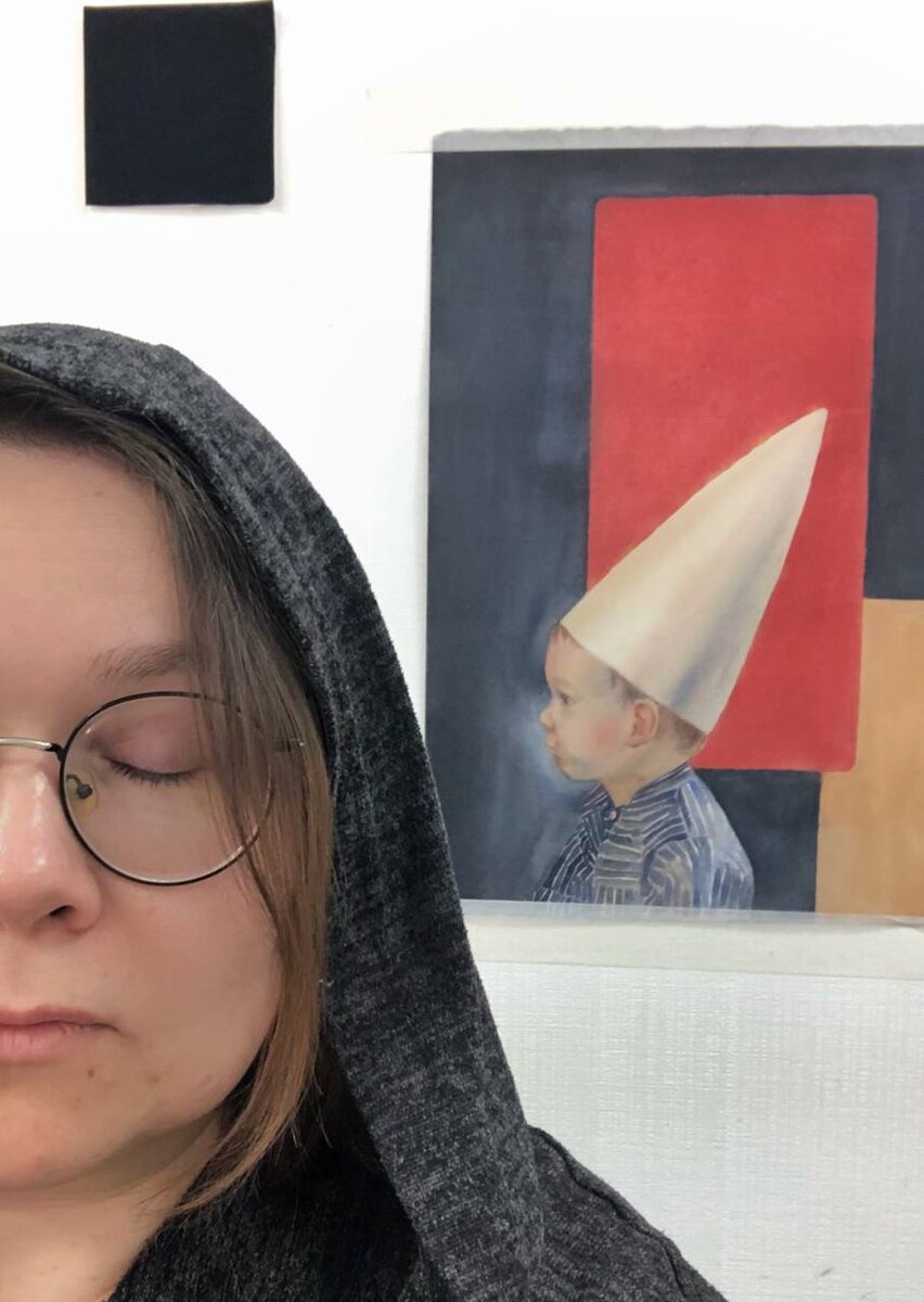 Я в своей мастерской. На стене висит моя акварель «Кризис трёх лет» 