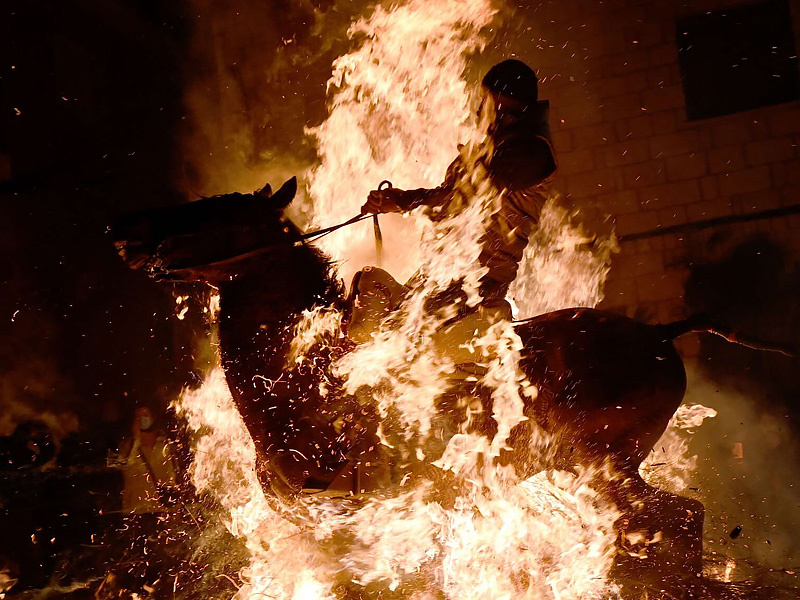 Со стороны выглядит, как будто всадник и лошадь горят заживо