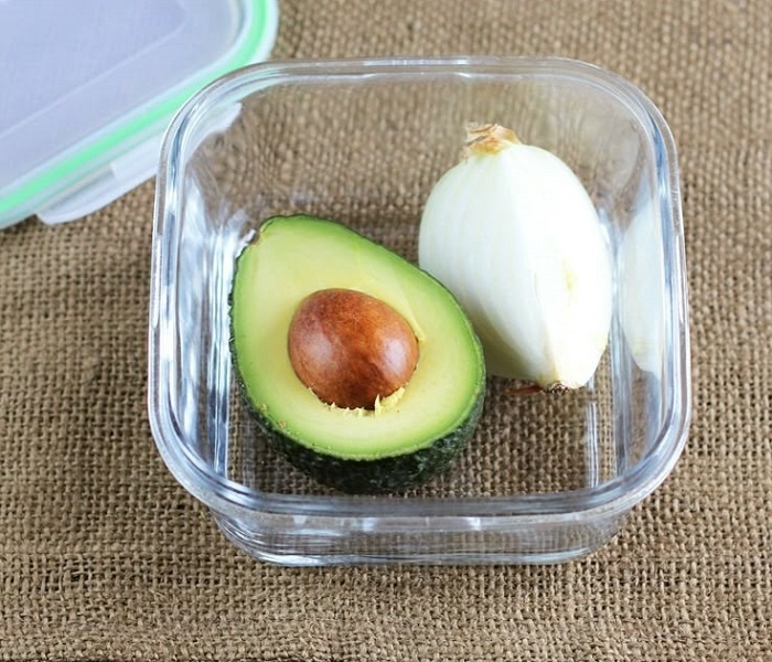 Храните авокадо в контейнере с луком. / Фото: pinterest.com
